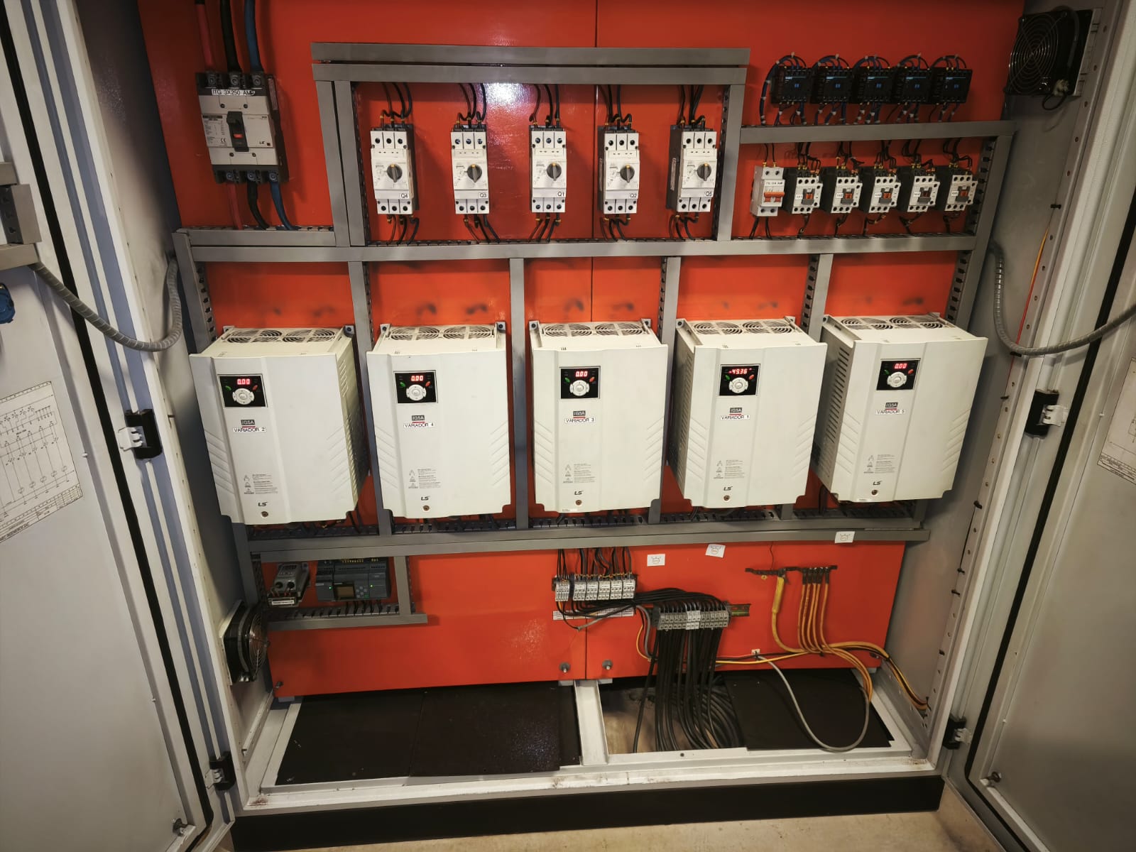 Presión de agua irregular en tu edificio: el variador de frecuencia puede ser el culpable